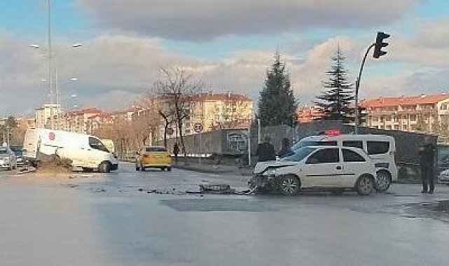Kavşakta kaza yapan araçlarda büyük maddi hasar oluştu