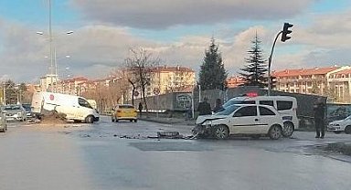 Kavşakta kaza yapan araçlarda büyük maddi hasar oluştu