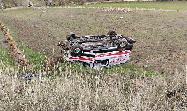 Kayseri'de ambulans takla attı: 3 yaralı