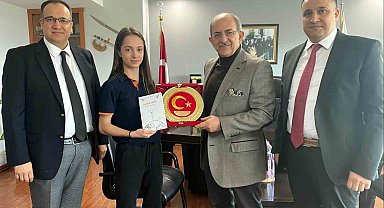 Kemal Tekden'den Avrupa Şampiyonu öğrencisine plaket