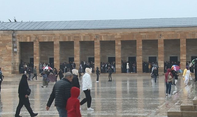 Kılıçdaroğlu, Anıtkabir'e gelen çocuklarla sohbet etti
