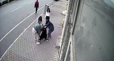 Kızların tekme tokat kavgası güvenlik kamerasına yansıdı