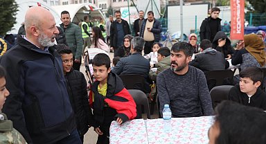 Kocasinan, Türkoğlu'nda her gün bin kişiye iftar yemeği ile 16 bin sıcak ekmek dağıtıyor