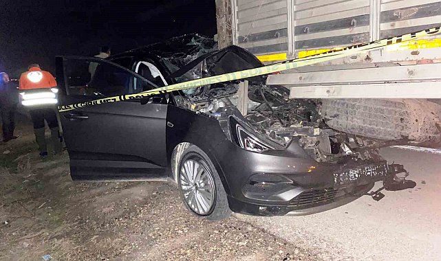 Konya'da otomobil tıra çarptı: 2 yaralı