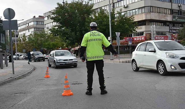 Konya'da trafik polisleri yaya geçidi kullanımına dikkat çekti