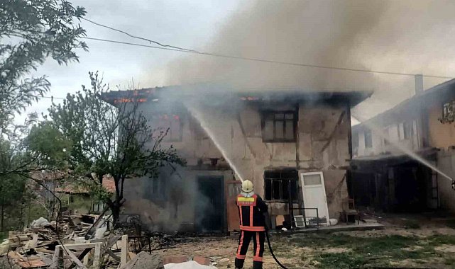 Köyde çıkan yangında bir ev alev alev yandı