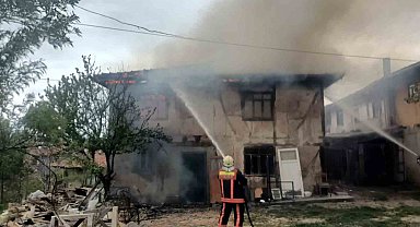 Köyde çıkan yangında bir ev alev alev yandı