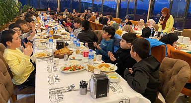 Kur'an-ı Kerim okumayı öğrenen öğrencilere iftar programı düzenlendi