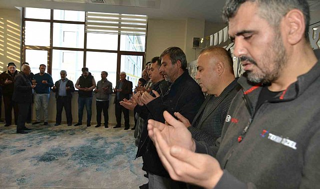 KYK yurdunda kalan depremzedeler bayram namazında bir araya geldi