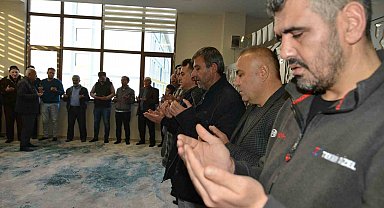 KYK yurdunda kalan depremzedeler bayram namazında bir araya geldi