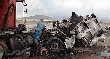 Lokomotifin çarptığı tır hurdaya döndü: 1 yaralı