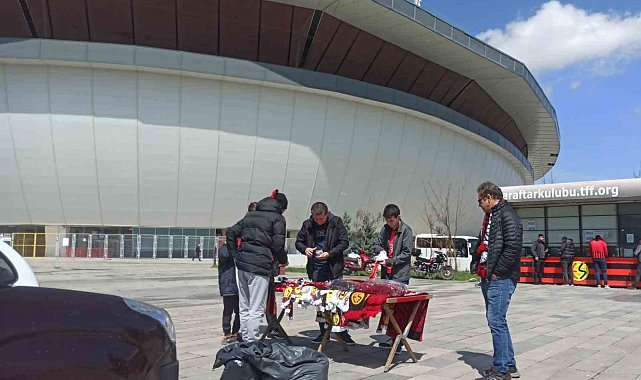 Maç günü forma ve atkılara talep yoğun
