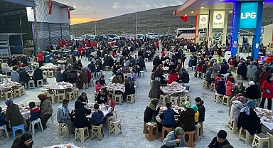 Mahmut Ünüvar, 2 bin kişilik iftarda kasaba halkıyla bir araya geldi