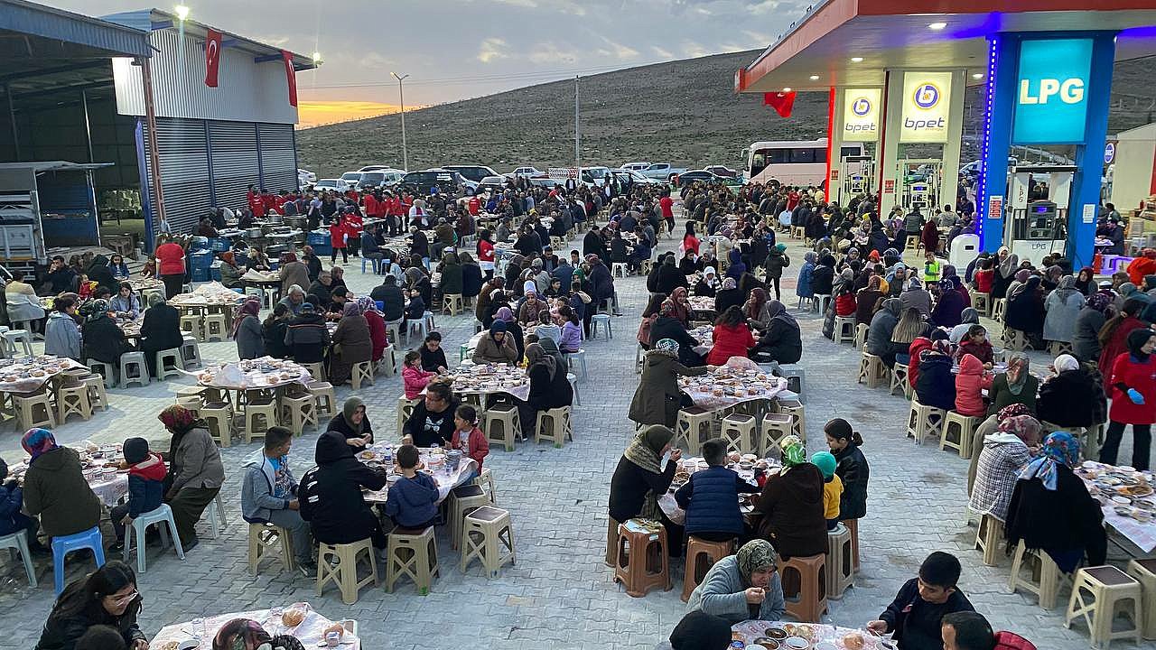Mahmut Ünüvar, 2 bin kişilik iftarda kasaba halkıyla bir araya geldi