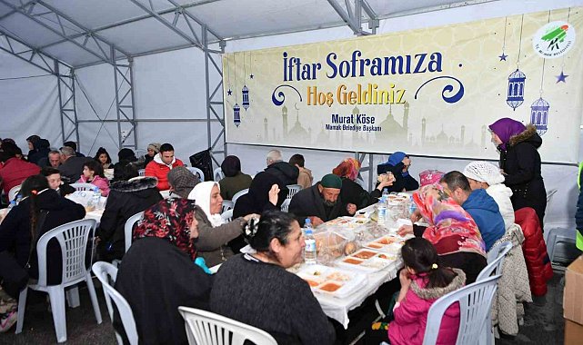 Mamak Belediye Başkanı Murat Köse, iftar çadırında yemek dağıttı