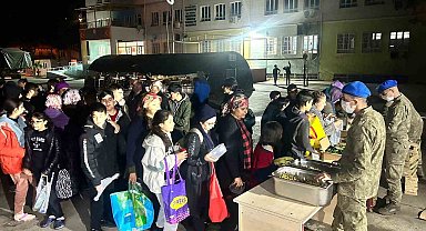 Mehmetçikten deprem bölgesinde sahur yapan vatandaşlara kahvaltılık ikramı