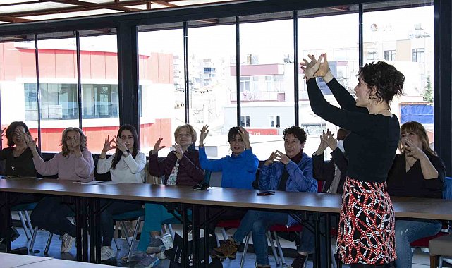 Mercek kursiyerleri işaret dili öğrenerek engelleri aşıyor