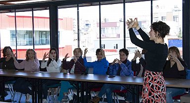 Mercek kursiyerleri işaret dili öğrenerek engelleri aşıyor