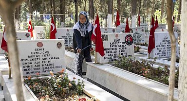 Mersin'de bayram öncesi mezarlık ve ibadethaneler temizlendi