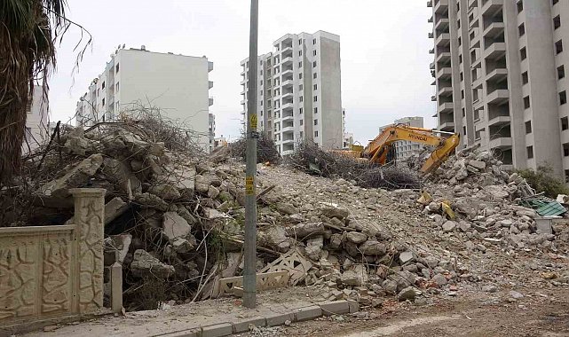 Mersin'de depremde ağır hasar alan bina yıkıldı