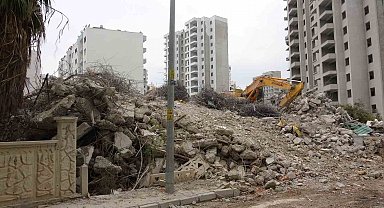 Mersin'de depremde ağır hasar alan bina yıkıldı