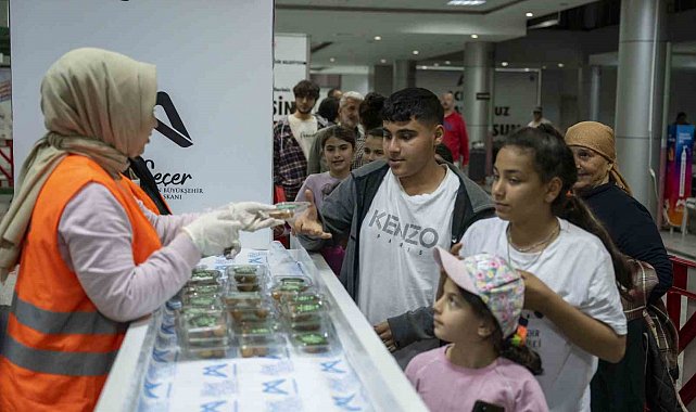 Mersin'de Kadir Gecesinde 10 bin paket lokma tatlısı dağıtıldı