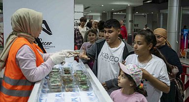 Mersin'de Kadir Gecesinde 10 bin paket lokma tatlısı dağıtıldı