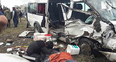 Mersin'de minibüs ile hafif ticari araç çarpıştı: 1 ölü, 9 yaralı