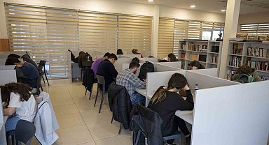 Mersin'de öğrenciler, sınava okuma salonlarında çalışıyor
