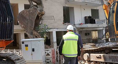 Mersin'deki riskli yapının yıkımına devam ediliyor