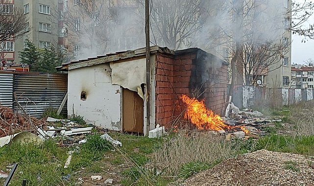 Metruk evde çıkan yangına itfaiye ekipleri müdahale etti