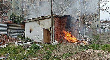 Metruk evde çıkan yangına itfaiye ekipleri müdahale etti
