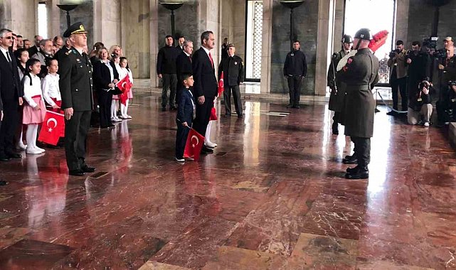 Milli Eğitim Bakanı Özer, çocuklarla birlikte Anıtkabir'de