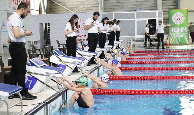 Minik yüzücüler madalyaya kulaç attı