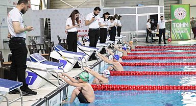 Minik yüzücüler madalyaya kulaç attı