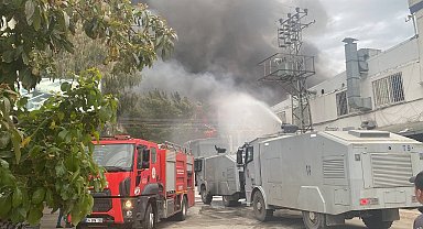 Mobilya atölyesinde yangın, ekipler müdahale ediyor
