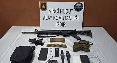 MSB: "Hudut Kartallarımız, İran'dan ülkemize sızmaya çalışan PKKKCK'lı 2 teröristi silahlarıyla birlikte yakaladı. Hudutlarda mücadelemiz etkin ve kararlı şekilde devam ediyor."