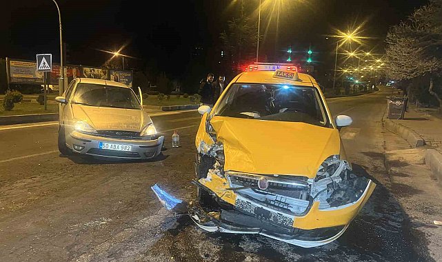 Nevşehir'de ticari taksi ile otomobil çarpıştı: 3 yaralı