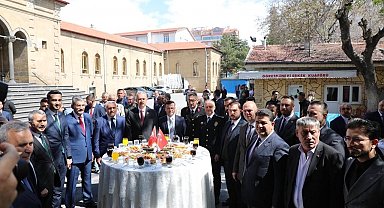 Niğde'de protokol vatandaşla bayramlaştı