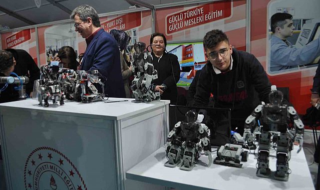 Öğrencilerin yaptığı insansı robotlar fuarda yoğun ilgi gördü