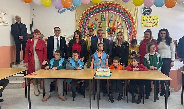 Otizmli çocuklar, pasta kesip palyaço ile eğlendi