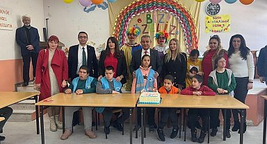 Otizmli çocuklar, pasta kesip palyaço ile eğlendi