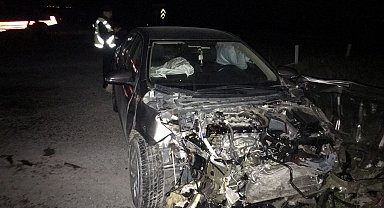 Otomobil ile çarpışan tır devrildi: 2'si çocuk 4 yaralı