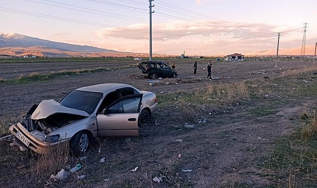 Otomobil ile hafif ticari araç çarpıştı: 1 ölü, 4 yaralı
