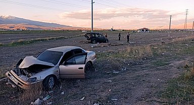 Otomobil ile hafif ticari araç çarpıştı: 1 ölü, 4 yaralı