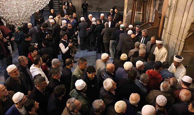 Özhaseki: "Yaklaşan seçimlerimizin okunan ezanlara ve gönderde her zaman hür bir şekilde dalgalanan bayrağımıza da hayırlı olmasını diliyorum"