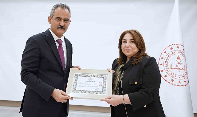 Pervin Töre'ye Bakan Özer'den başarı belgesi