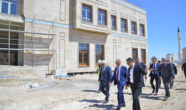 Rektör Karakaya, merkez kütüphane binasında inceleme yaptı