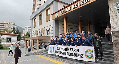 Şampiyonluğu kutlamak yerine deprem bölgesine gönül almaya gittiler