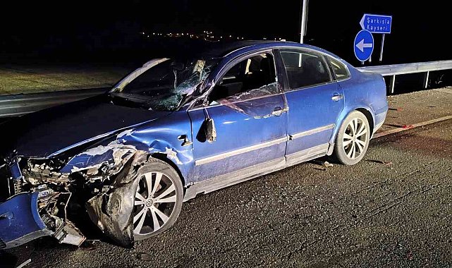 Şarkışla'da tır ile otomobil çarpıştı: 3 yaralı